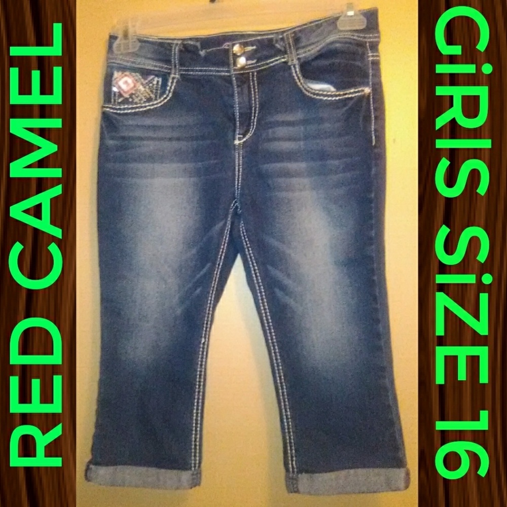 GiRlS RED CAMEl CAPRiS